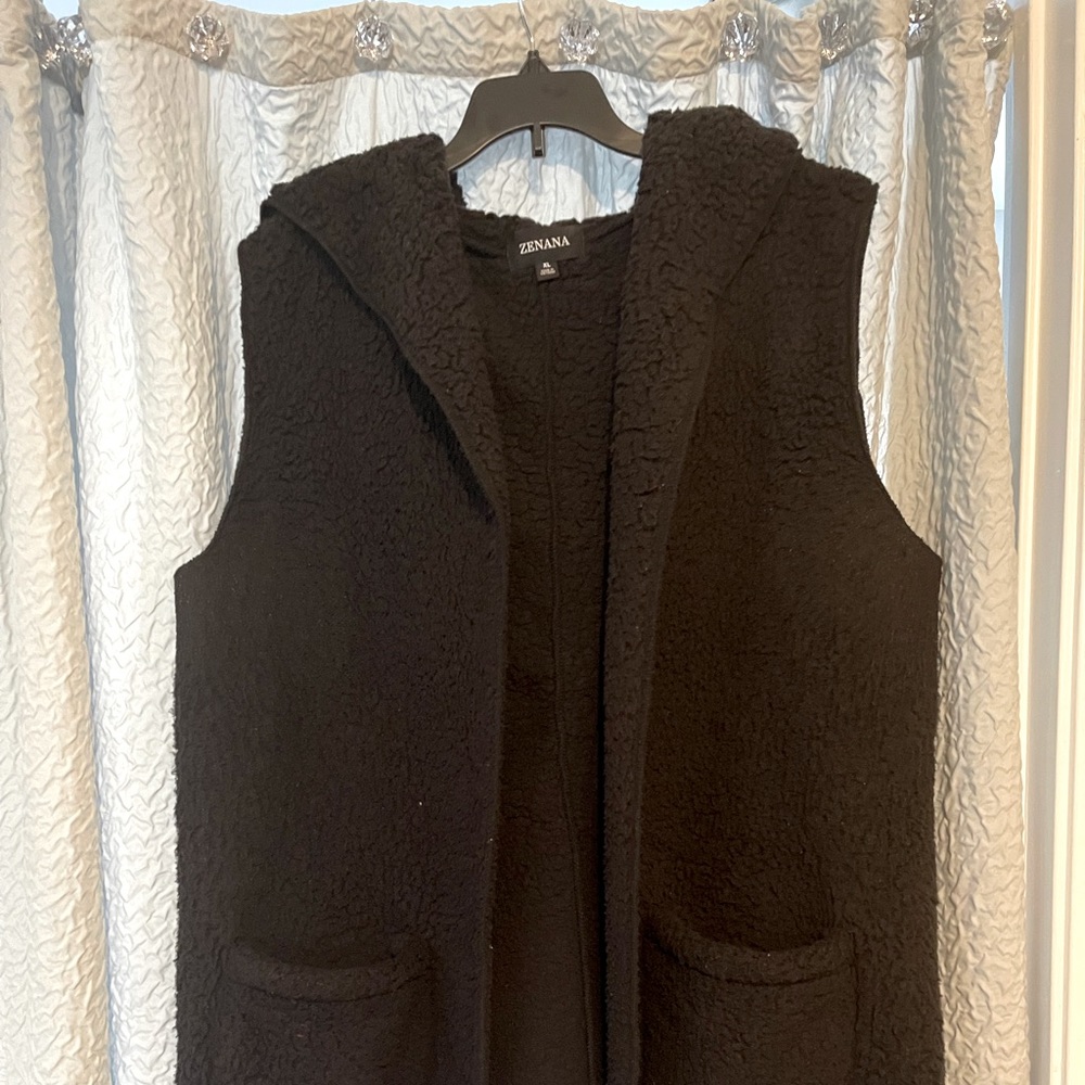 🖤Gently used super soft Sherpa hooded vest!